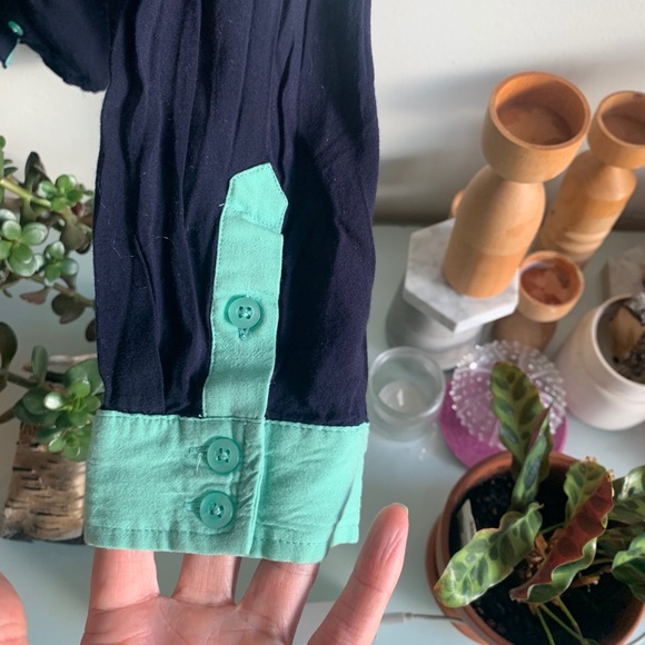 Contrast button down blouse - Picture 2 of 4